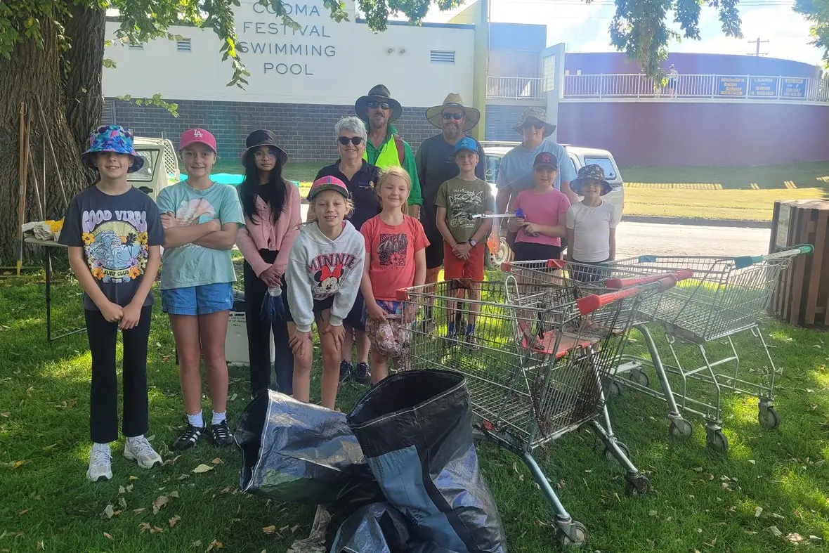 HELP: Cooma North Public School\\'s Early Act students participating in Clean Up Australia Day. The students, joined by teacher, Paul Schultz, (back left), and Mick and Leah Redden (back centre, right), tidied Centennial Park and along the Cooma creek. PHOTO: Supplied