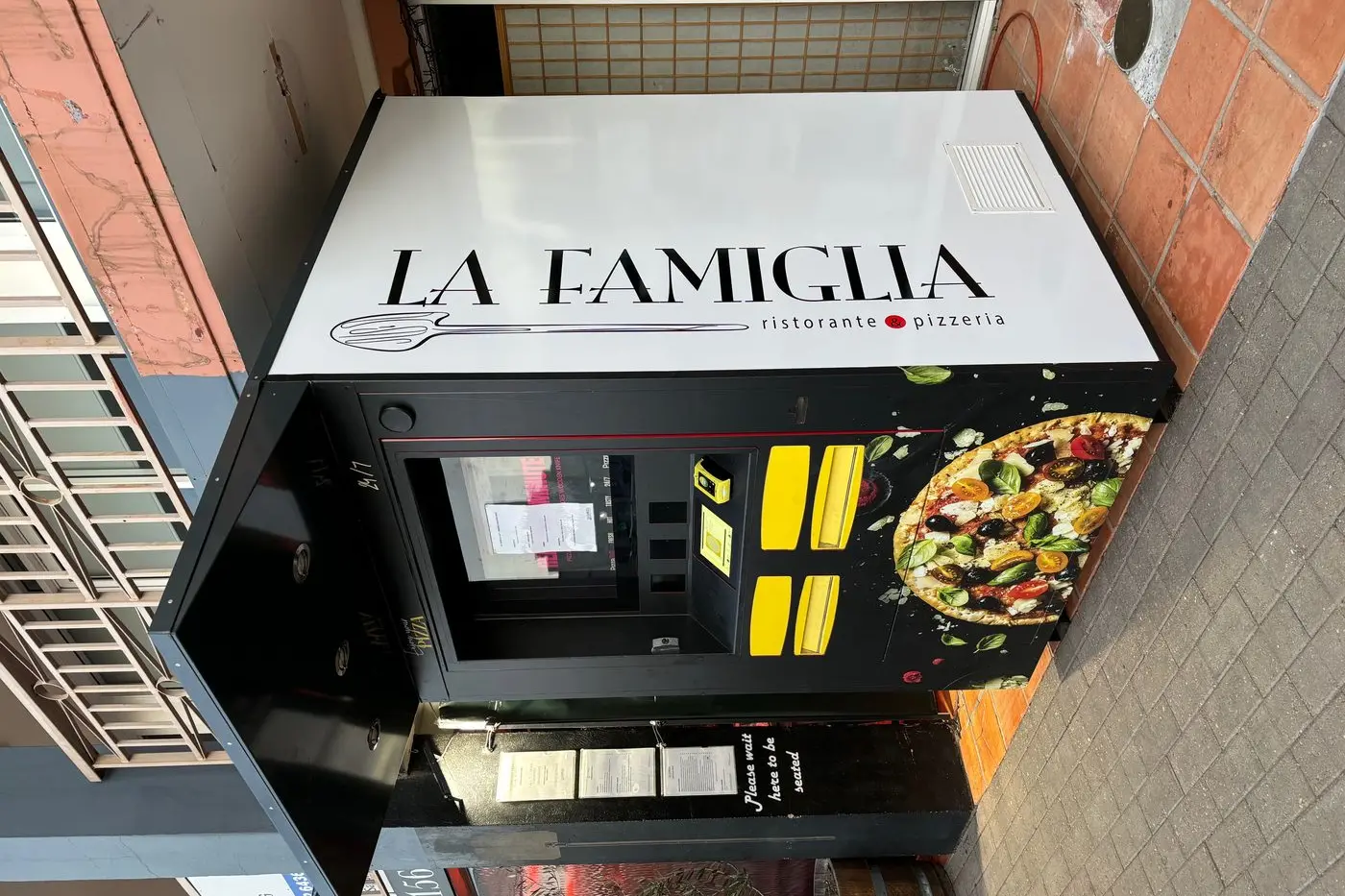 PIZZA: La Famiglia 