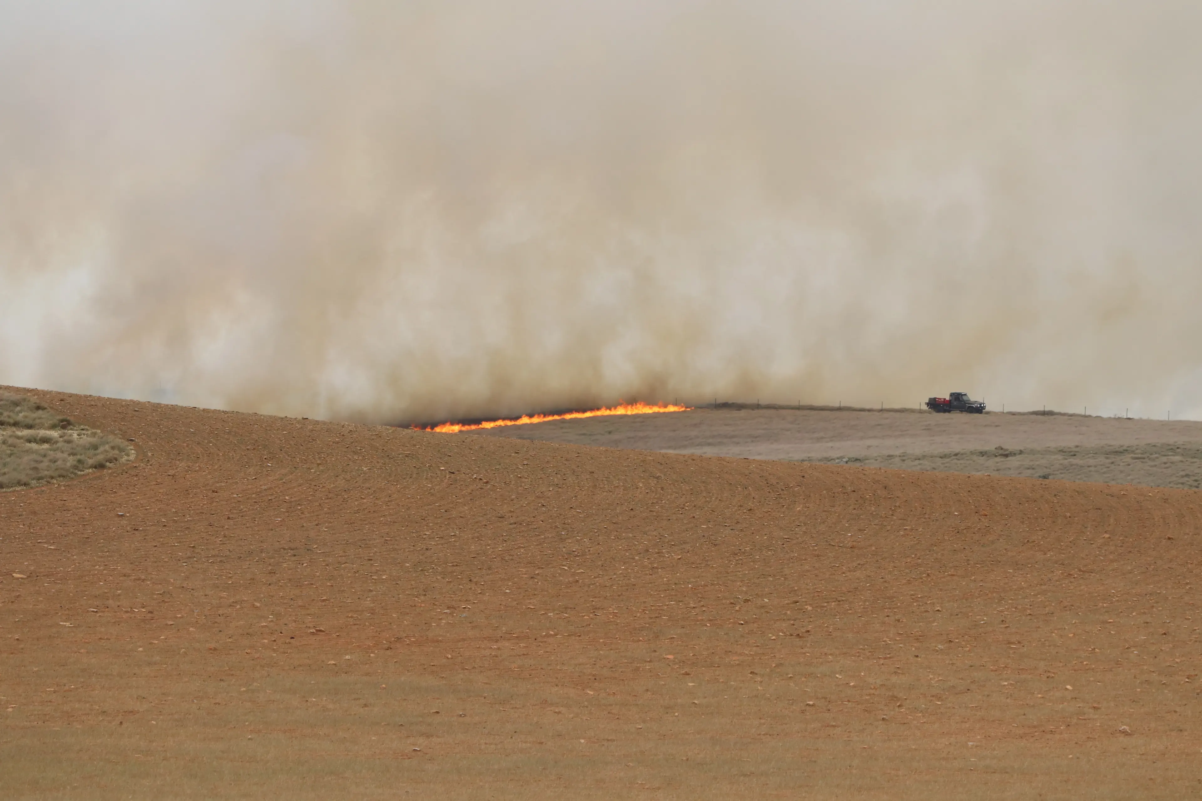 <p>DRY: The Snowy Monaro RFS is warning landholders and residents to be vigilant and warm and windy conditions pose an increased fire risk. A recent grass fire near Cooma spread quickly under strong winds.  PHOTO: Nathan Thompson</p>\\n