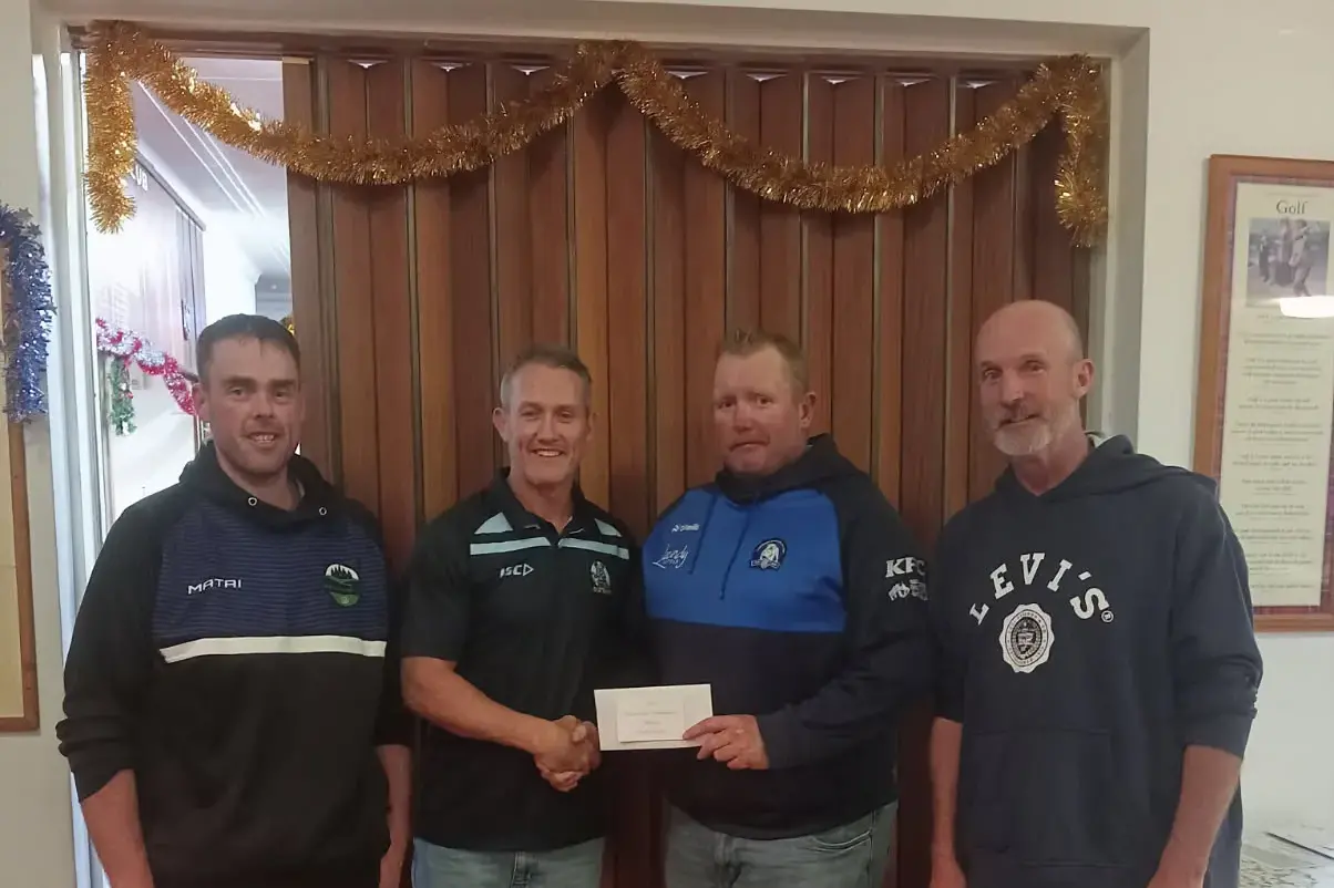 <p>WINNERS: Bombala Golf Club captain, Joel Cherry (left) and president, Neil Thompson (right), present the foursome champion prize to Nick Ryan (second left) and Korie Elton. PHOTOS: Bombala Golf Club</p>\\n