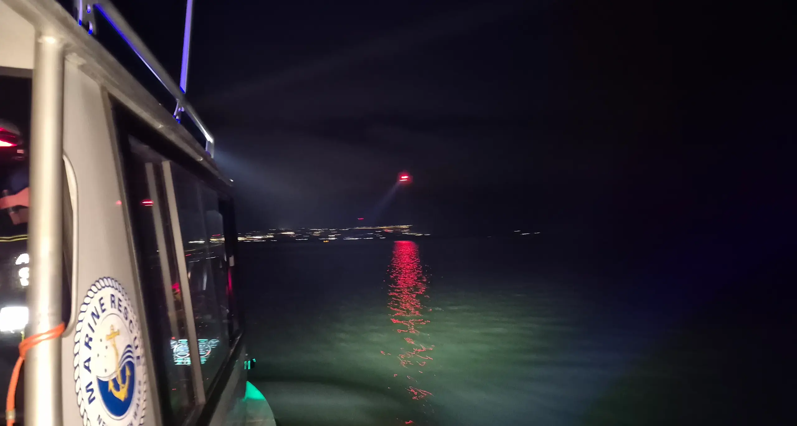 Marine Rescue volunteers rescue paddlers on Lake Jindabyne