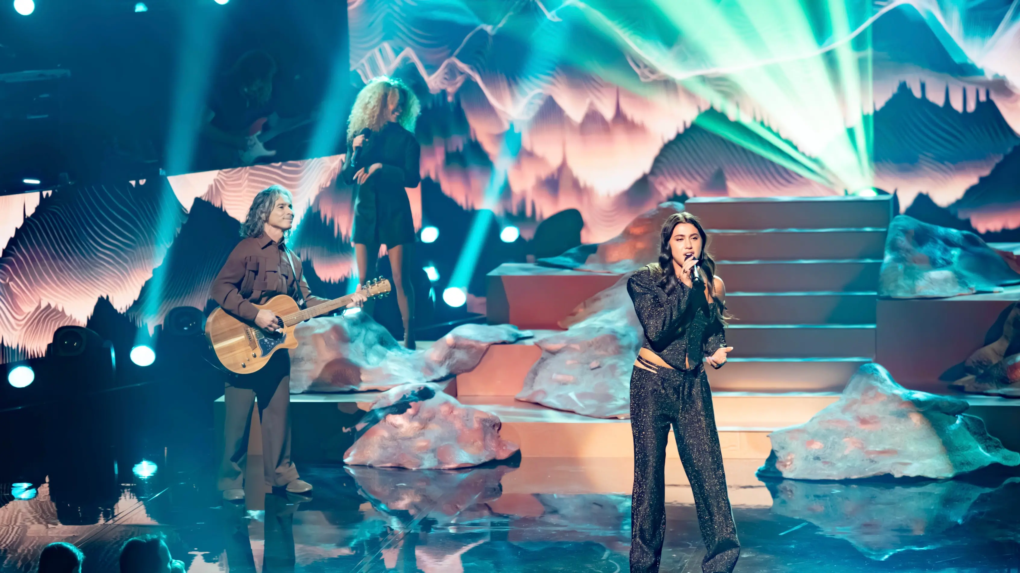 Father, daughter tribute move Idol judges