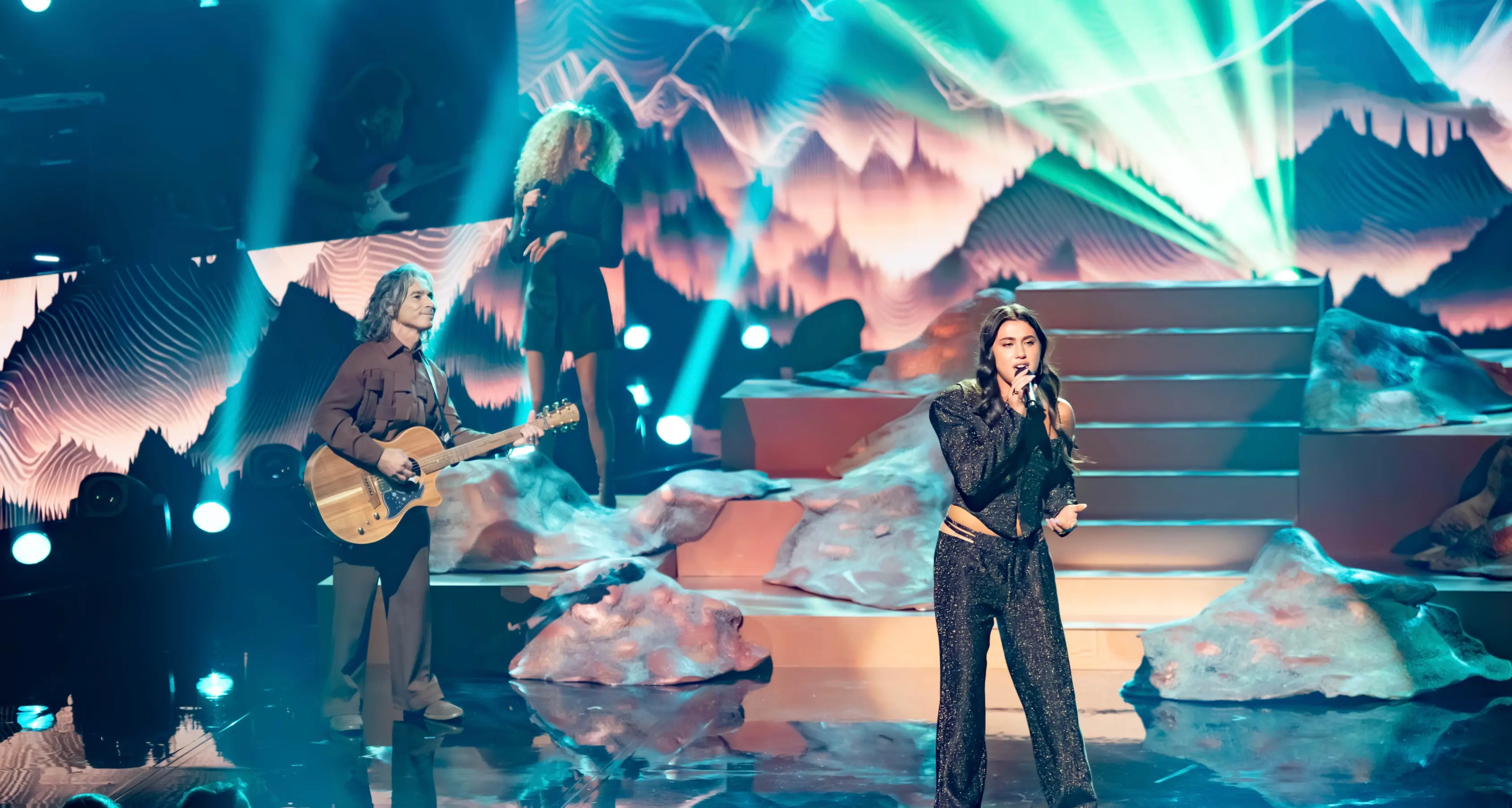 Father, daughter tribute move Idol judges