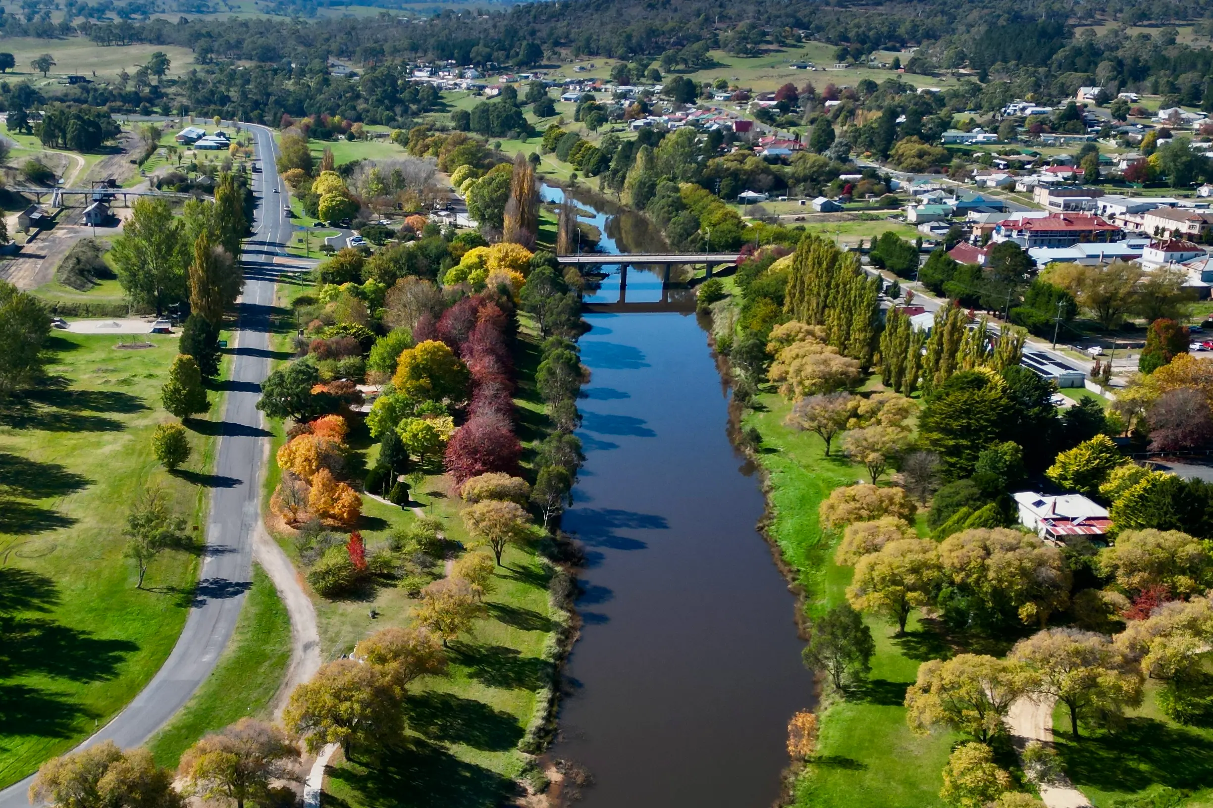 <p>STUNNING: The Bombala River foreshore in autumn is a scenic location. The foreshore will welcome 150 artists this Saturday. PHOTO: Charlie Maslin</p>\\n