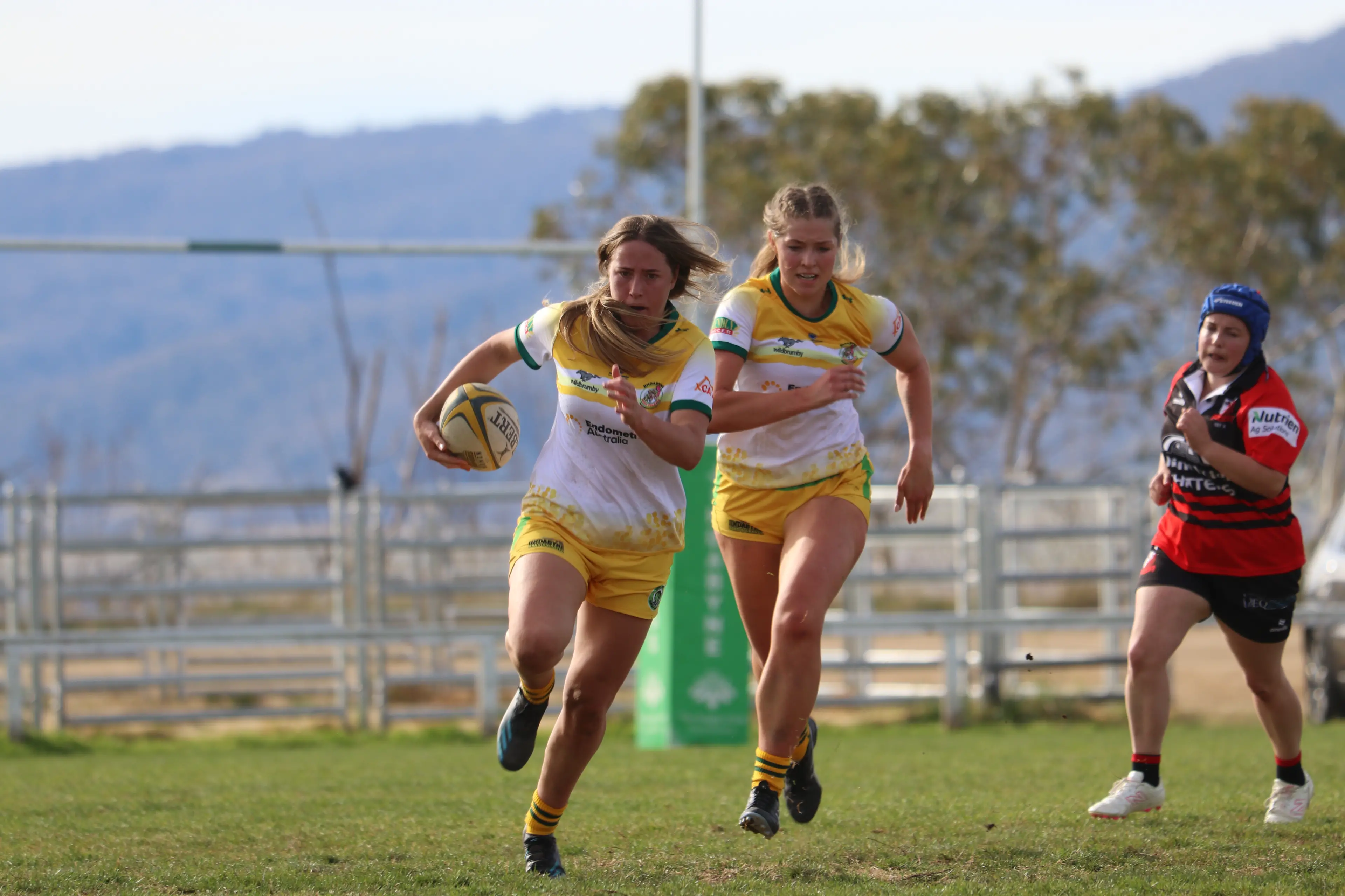 <p>Jindabyne Miss Piggies, Til Grainger, breaks through the Cooma defence in its 20-15 victory. PHOTO: Trista Heath</p>\\n